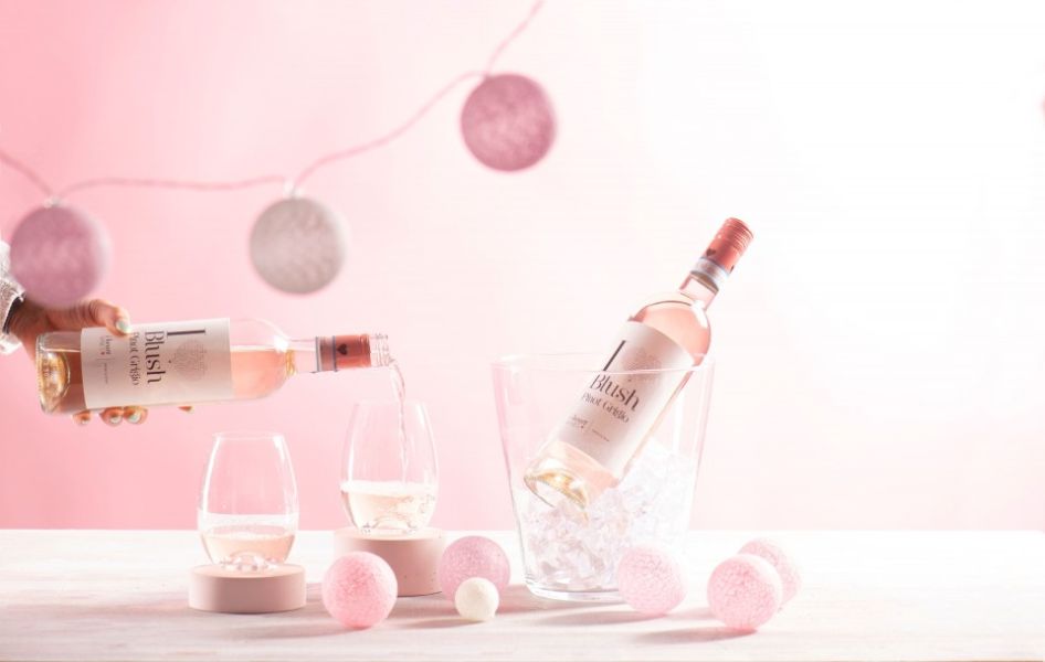 IH_Blush_Pinot_Grigio-_Lifestyle_shot-i-heart-wines